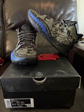 Nike Men's Black and Blue Patterned Basketball Sneakers